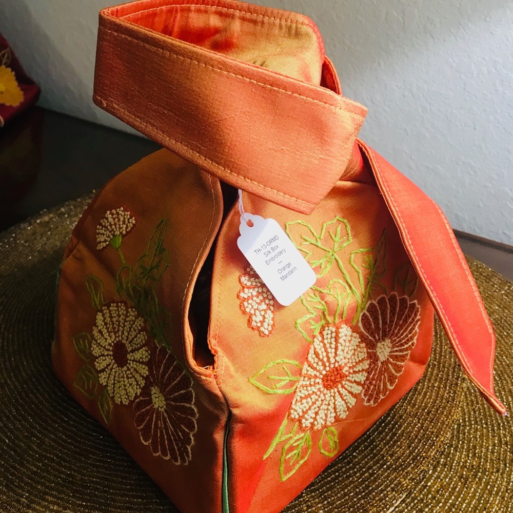🆕 Hand Embroidered Orange Silk Box Purse🧡
